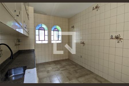 Casa à venda com 320m², 6 quartos e 4 vagas Casa à venda com 320m², 6 quartos e 4 vagasCozinha