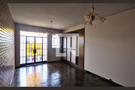 Casa à venda com 320m², 6 quartos e 4 vagas Casa à venda com 320m², 6 quartos e 4 vagasSala 2 Andar