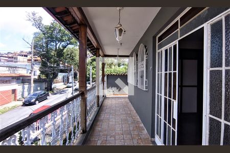 Casa à venda com 320m², 6 quartos e 4 vagas Casa à venda com 320m², 6 quartos e 4 vagasVaranda