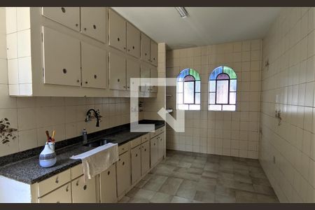 Casa à venda com 320m², 6 quartos e 4 vagas Casa à venda com 320m², 6 quartos e 4 vagasCozinha