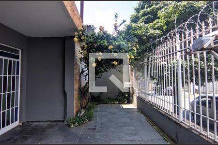 Casa à venda com 320m², 6 quartos e 4 vagas Casa à venda com 320m², 6 quartos e 4 vagasGaragem