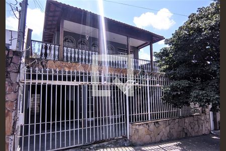 Casa à venda com 320m², 6 quartos e 4 vagas Casa à venda com 320m², 6 quartos e 4 vagasFachada