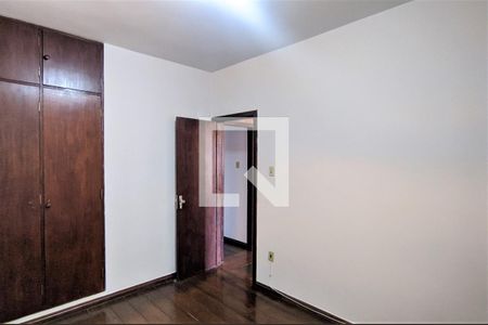 Casa à venda com 320m², 6 quartos e 4 vagas Casa à venda com 320m², 6 quartos e 4 vagasQuarto 4