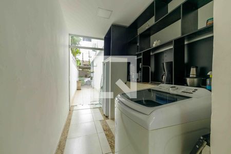 Casa de condomínio à venda com 600m², 5 quartos e 6 vagas Casa de condomínio à venda com 600m², 5 quartos e 6 vagasÁrea de Serviço