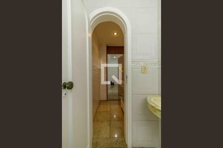 Casa de condomínio à venda com 600m², 5 quartos e 6 vagas Casa de condomínio à venda com 600m², 5 quartos e 6 vagasLavabo 2