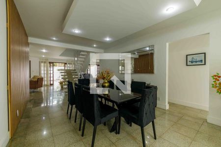 Sala de casa de condomínio à venda com 5 quartos, 600m² em Recreio dos Bandeirantes, Rio de Janeiro