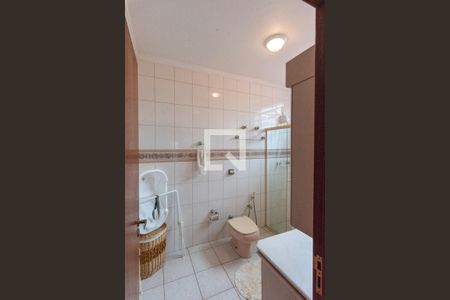 Casa à venda com 352m², 4 quartos e 4 vagasBanheiro da Suíte 2