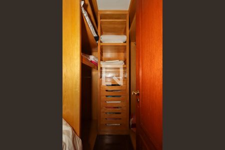 Casa à venda com 1200m², 4 quartos e 5 vagasCloset Suíte 2