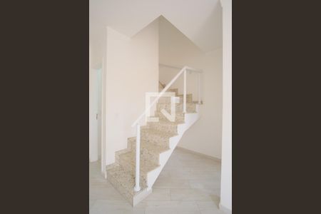 Casa de condomínio à venda com 107m², 3 quartos e 2 vagasEscada