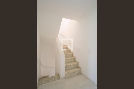 Casa de condomínio à venda com 107m², 3 quartos e 2 vagasEscada