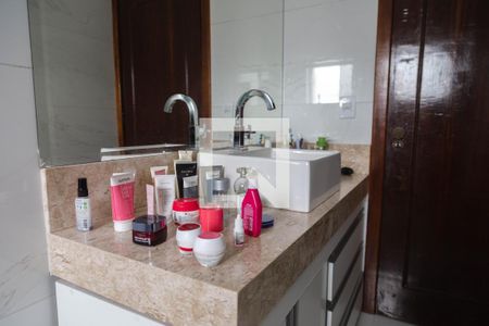 Casa à venda com 230m², 4 quartos e 2 vagas Casa à venda com 230m², 4 quartos e 2 vagasBanheiro 2