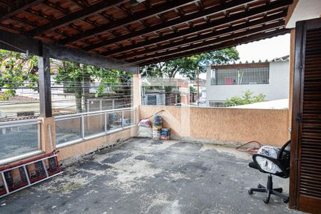 Casa à venda com 230m², 4 quartos e 2 vagas Casa à venda com 230m², 4 quartos e 2 vagasTerraço