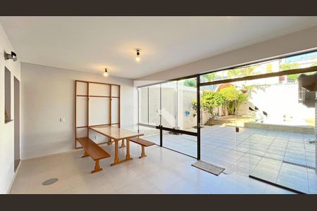 Casa à venda com 294m², 3 quartos e 4 vagas