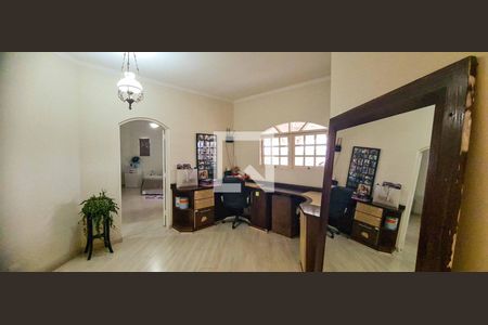 Casa à venda com 330m², 4 quartos e 6 vagasEscritório