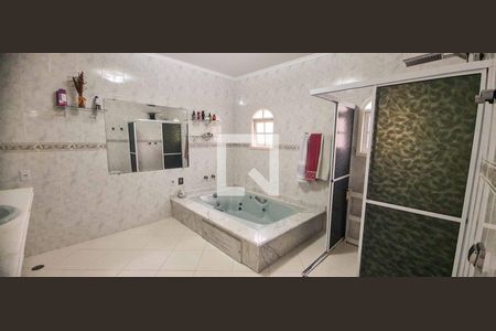 Casa à venda com 330m², 4 quartos e 6 vagasBanheiro da Suíte 