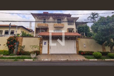 Casa à venda com 330m², 4 quartos e 6 vagasFachada da Casa