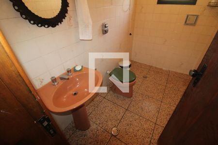 Casa à venda com 260m², 5 quartos e 8 vagasEdícula - Banheiro