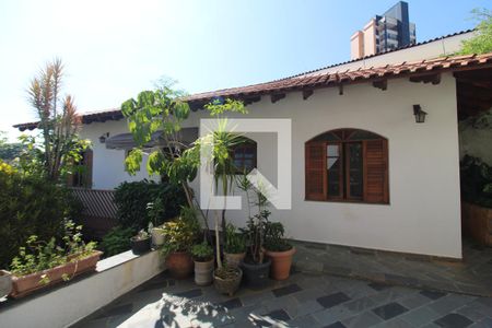Casa à venda com 260m², 5 quartos e 8 vagasQuintal
