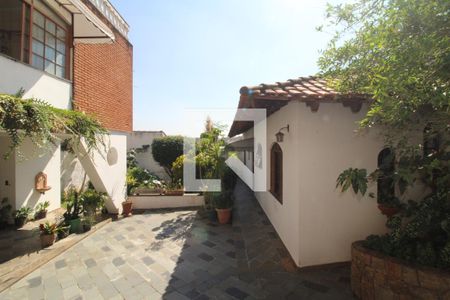 Casa à venda com 260m², 5 quartos e 8 vagasQuintal