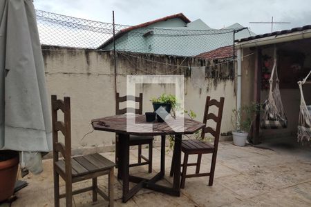 Casa de condomínio à venda com 275m², 3 quartos e 2 vagasQuintal