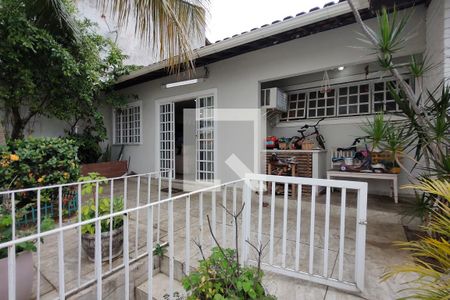 Casa de condomínio à venda com 275m², 3 quartos e 2 vagasFachada