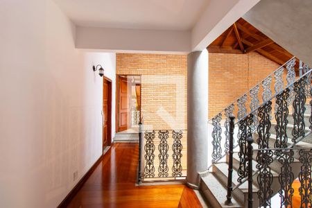 Casa de condomínio para alugar com 454m², 8 quartos e 6 vagas Casa de condomínio para alugar com 454m², 8 quartos e 6 vagasCorredor entre quartos