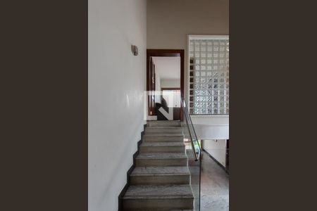 Casa para alugar com 450m², 4 quartos e 4 vagasEscada