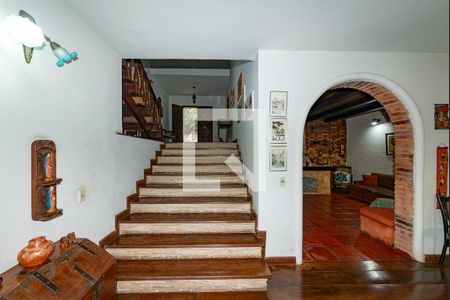 Casa à venda com 450m², 4 quartos e 3 vagasEscada