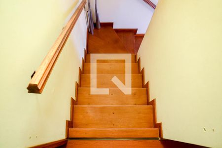 Casa à venda com 210m², 3 quartos e 2 vagas Casa à venda com 210m², 3 quartos e 2 vagasEscada