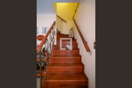 Casa à venda com 210m², 3 quartos e 2 vagas Casa à venda com 210m², 3 quartos e 2 vagasEscada