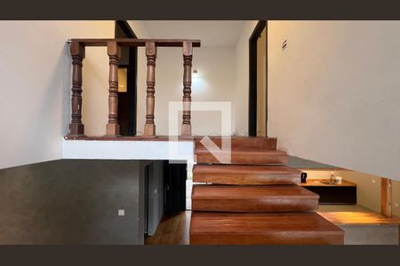 Casa para alugar com 520m², 5 quartos e 6 vagasEscada