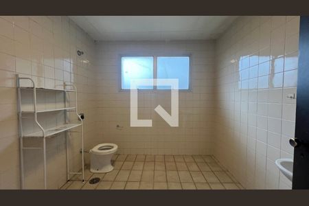 Casa para alugar com 520m², 5 quartos e 6 vagasBanheiro 2