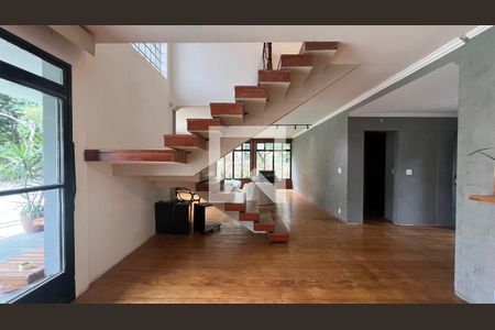 Casa para alugar com 520m², 5 quartos e 6 vagasEscada