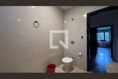 Casa para alugar com 520m², 5 quartos e 6 vagasBanheiro 1