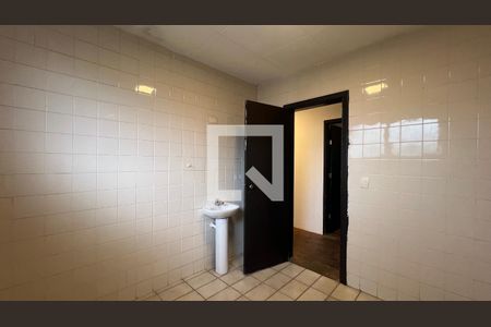 Casa para alugar com 520m², 5 quartos e 6 vagasBanheiro 2