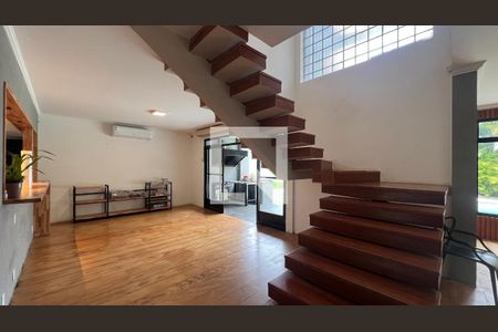 Casa para alugar com 520m², 5 quartos e 6 vagasEscada