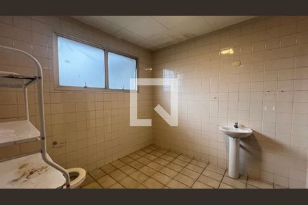 Casa para alugar com 520m², 5 quartos e 6 vagasBanheiro 2