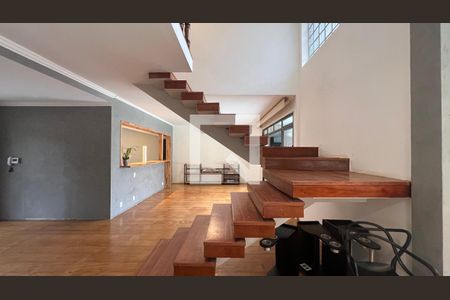 Casa para alugar com 520m², 5 quartos e 6 vagasEscada