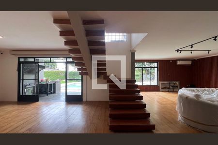 Casa para alugar com 520m², 5 quartos e 6 vagasEscada