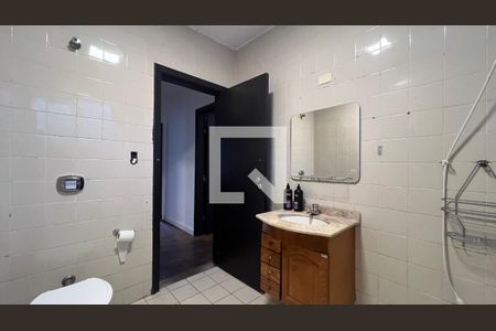 Casa para alugar com 520m², 5 quartos e 6 vagasBanheiro 1