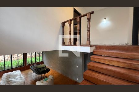 Casa para alugar com 520m², 5 quartos e 6 vagasEscada