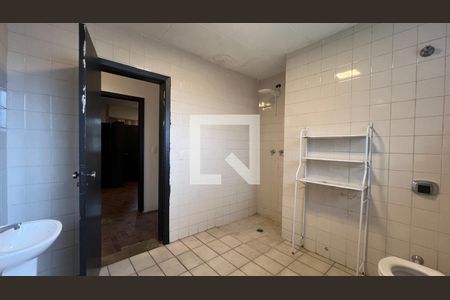 Casa para alugar com 520m², 5 quartos e 6 vagasBanheiro 2