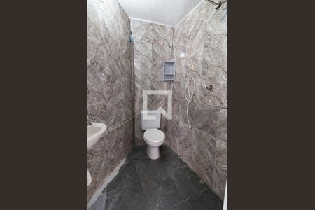 Banheiro de casa para alugar com 1 quarto, 45m² em Vila Tiradentes, São Paulo