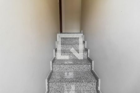 Casa à venda com 109m², 3 quartos e 2 vagasEscada