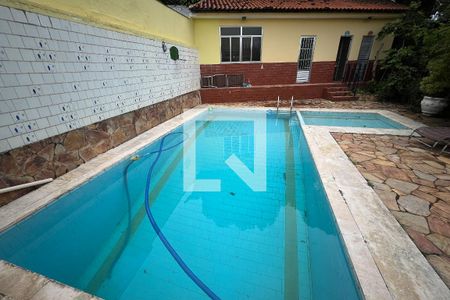 Casa à venda com 628m², 5 quartos e 2 vagasPiscina