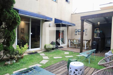 Casa à venda com 450m², 3 quartos e 2 vagas Casa à venda com 450m², 3 quartos e 2 vagasÁrea externa