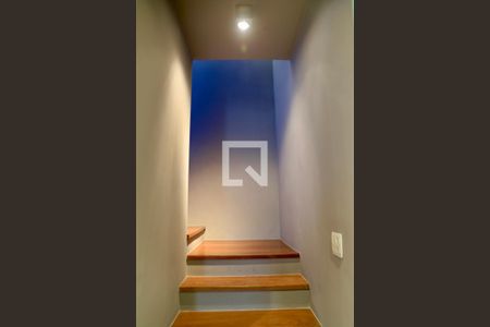 Casa à venda com 450m², 3 quartos e 2 vagas Casa à venda com 450m², 3 quartos e 2 vagasEscadas