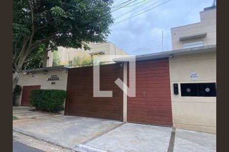 Casa à venda com 450m², 3 quartos e 2 vagas Casa à venda com 450m², 3 quartos e 2 vagasFachada