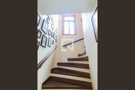 Casa de condomínio à venda com 300m², 3 quartos e 2 vagasEscadas