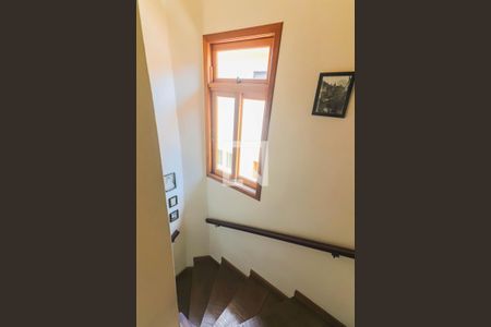 Casa de condomínio à venda com 300m², 3 quartos e 2 vagasEscadas